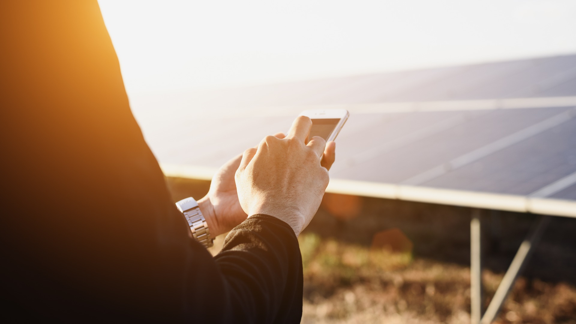 Ingenieure verwenden Telefone in Solarzellen.